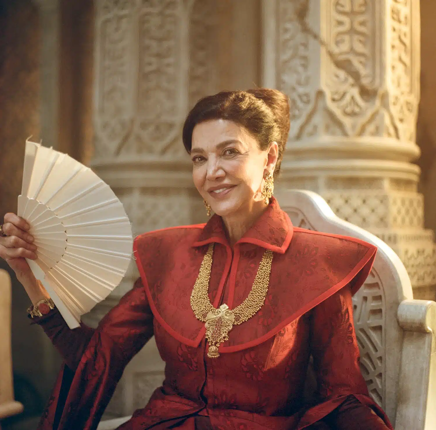 Aghdashloo macht gerade eine Pause am Set von Das Rad der Zeit Staffel 3.